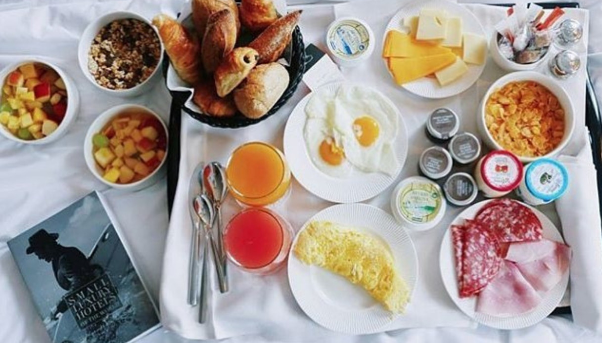 Hotel a Parigi con libri e colazione